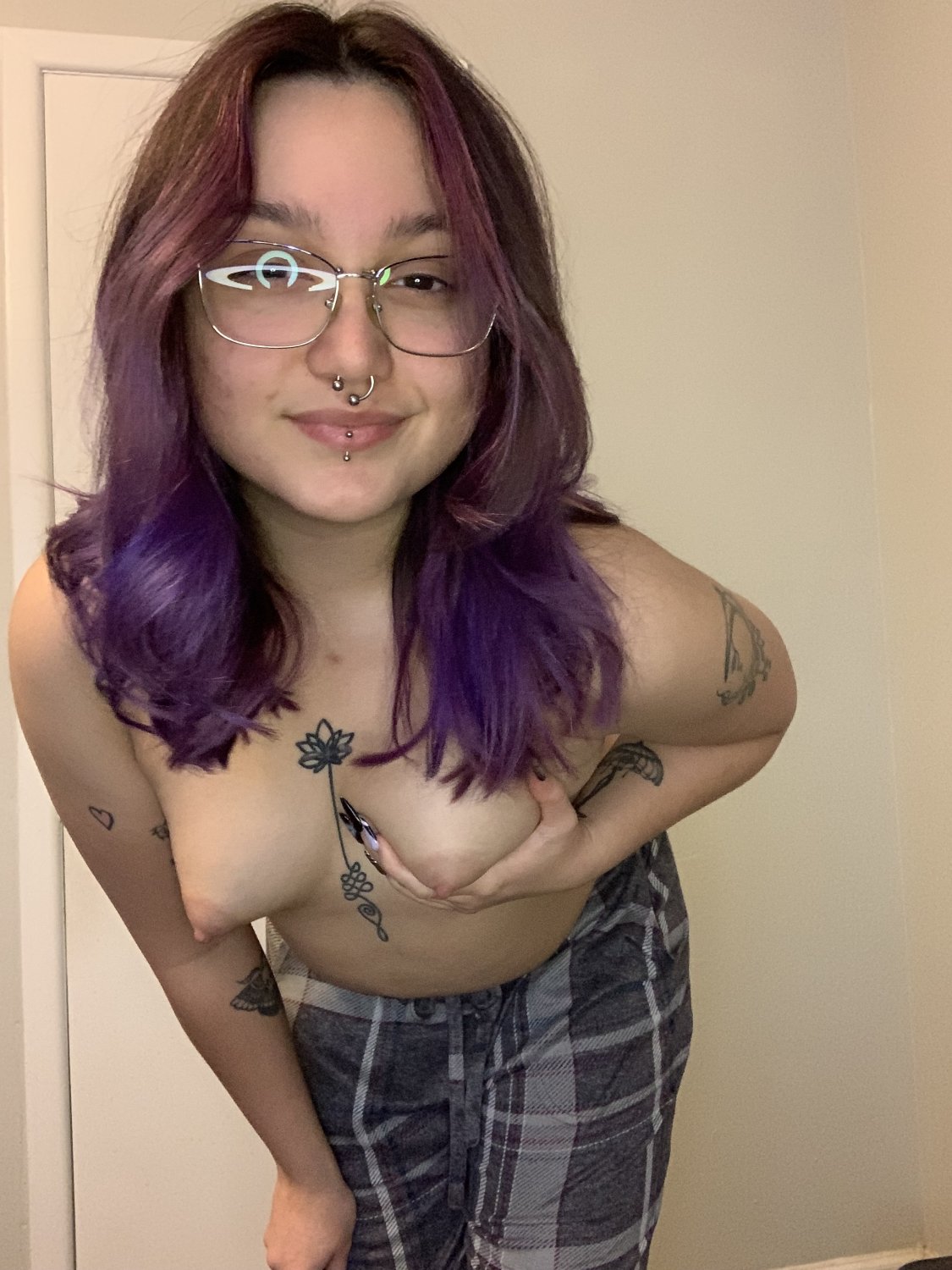 proud webslut posing #5kQ2nhdJ